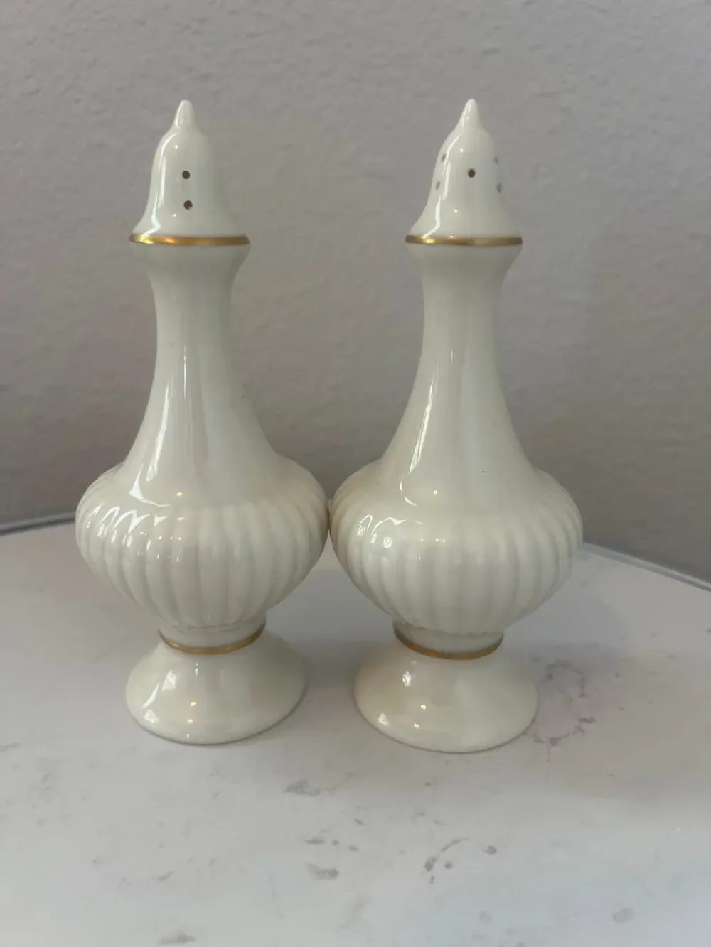 LENOX ESSEX COLLECTION PORCELAIN SALT & PEPPER SHAKERS IVORY AND GOLD